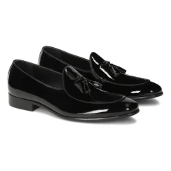 Mocassins noirs laqués avec une pochette.Ce produit taille petit.