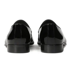 Mocassins noirs laqués avec une pochette.Ce produit taille petit.