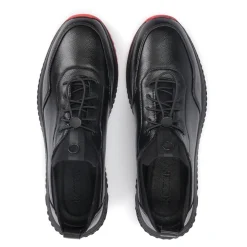 Sneakers en cuir à la mode sur une semelle intéressante