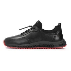 Sneakers en cuir à la mode sur une semelle intéressante